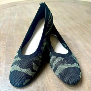 Sanctuary Social black and green ballet flats.